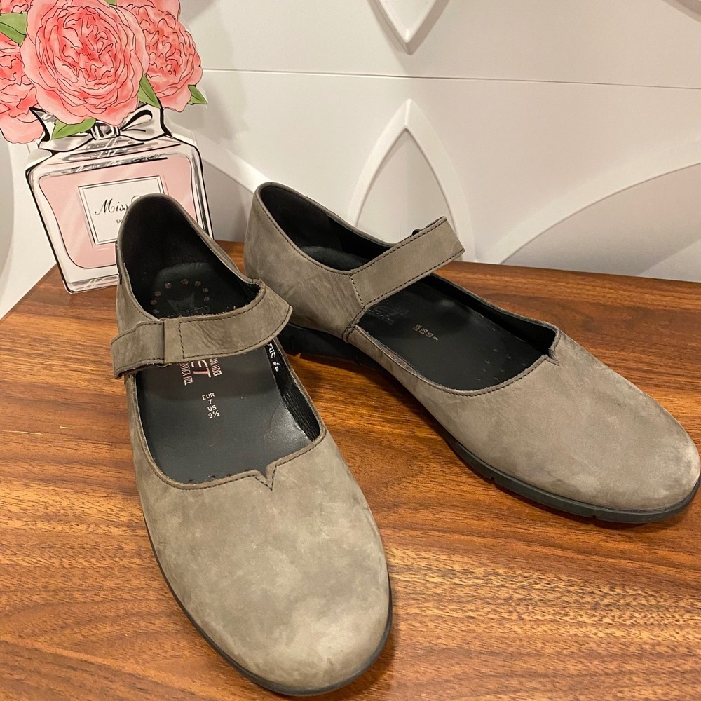 Mephisto Jenyfer Mary Jane Flats Taupe Suede Hook Loop Women's Size 9